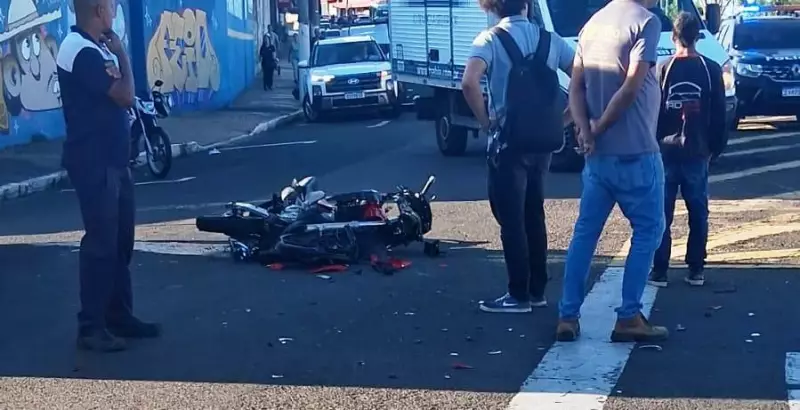 Motociclista de 21 anos sofre acidente grave com caminhão em Marília