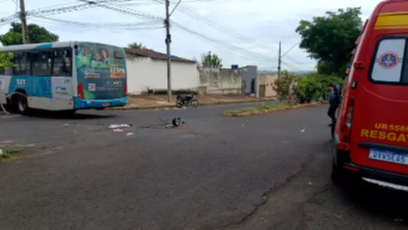Motociclista fica gravemente ferido após colidir com ônibus em Uberlândia