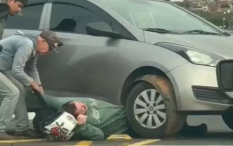 Motociclista fica preso sob carro após colisão em Franca, SP; estado é leve