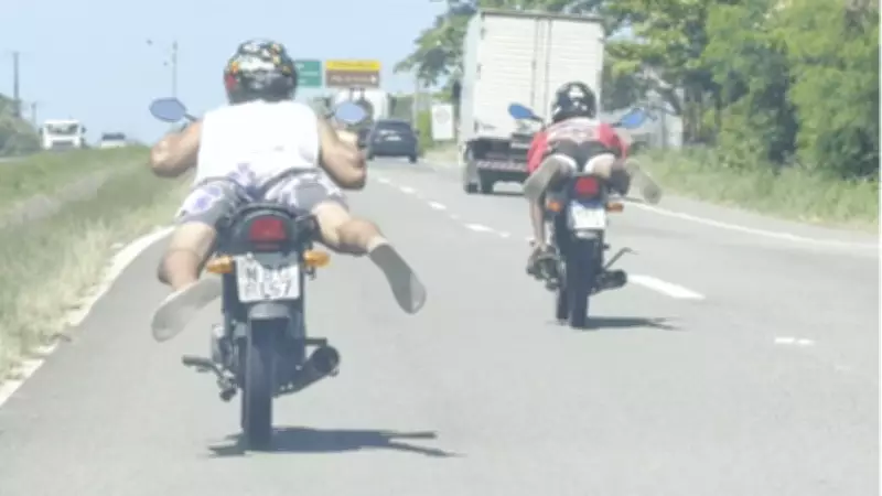 Motociclistas realizam manobra 'Superman' em alta velocidade na Rodovia do Sol, em Vila Velha