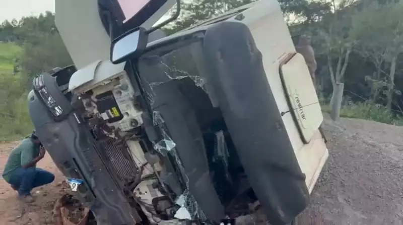 Motorista de 54 anos morre após tombamento de caminhão carregado com pedras na zona rural de Sarutaiá, SP