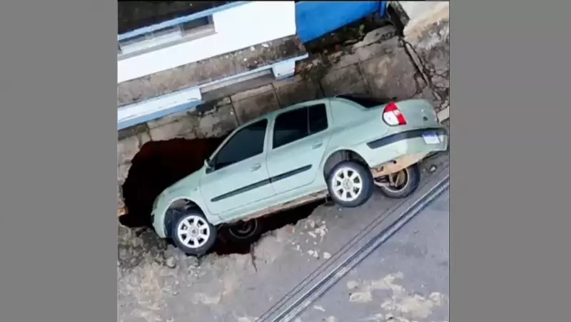 Motorista escapa ileso após carro cair em cratera aberta por chuvas em Natividade