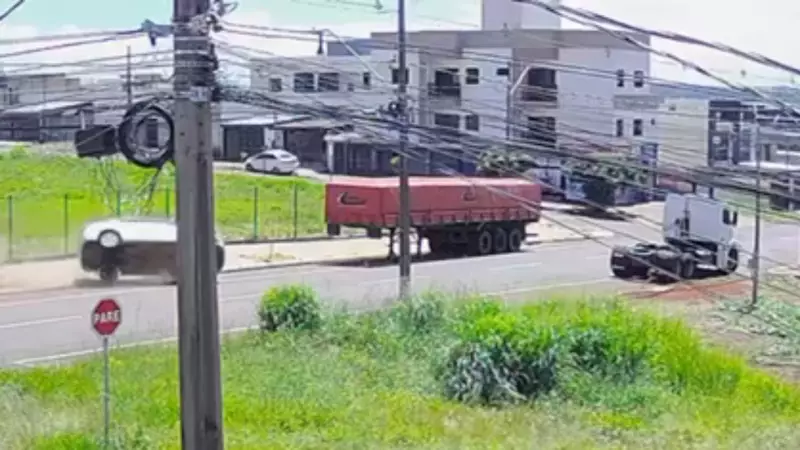 Motorista escapa ileso após carro capotar e bater em carreta em Cascavel