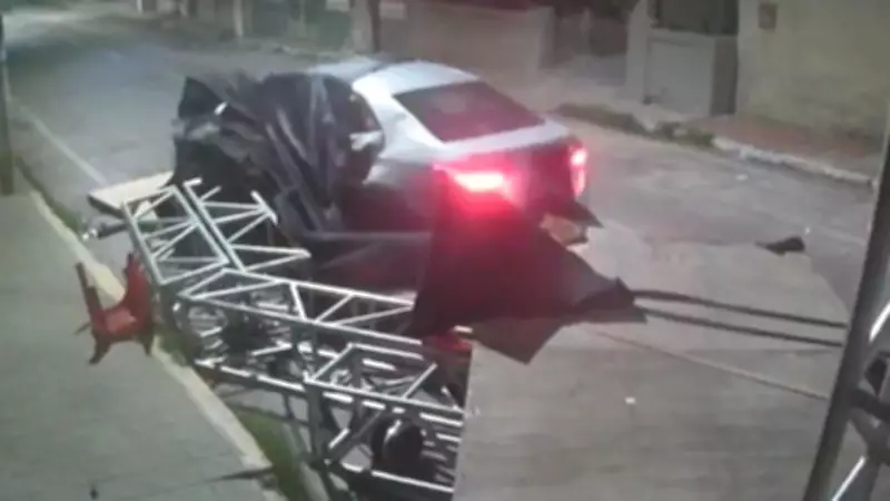 Motorista invade palco de Carnaval no Crato, atropela vigia e foge sem prestar socorro