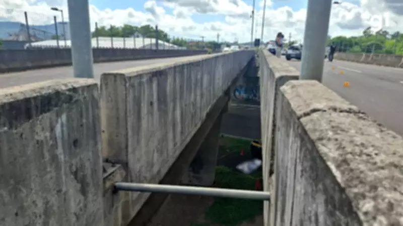 Motorista morre ao ser arremessado de viaduto no RS após parar para fechar capô de caminhonete