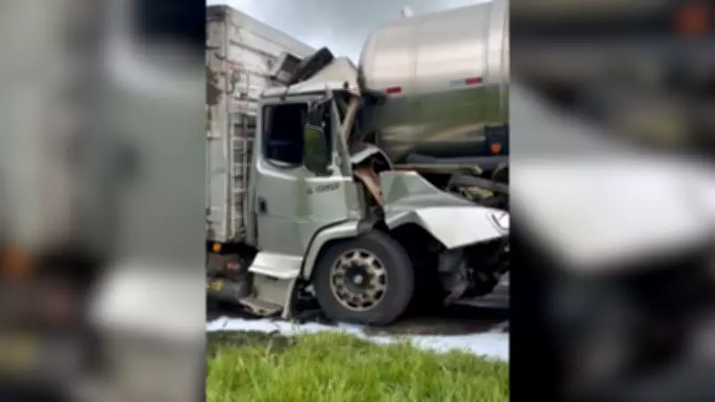 Motorista morre em grave acidente envolvendo caminhões e caminhonete na SP-300 em Guararapes