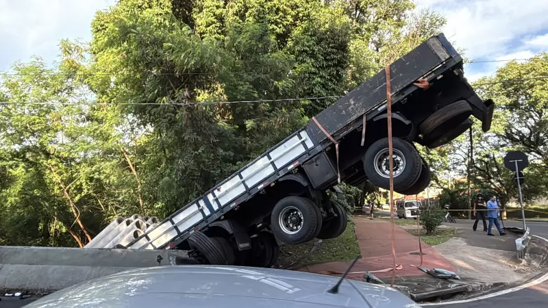 Motorista salta de caminhão pendurado sobre Rio Piracicaba após falha nos freios