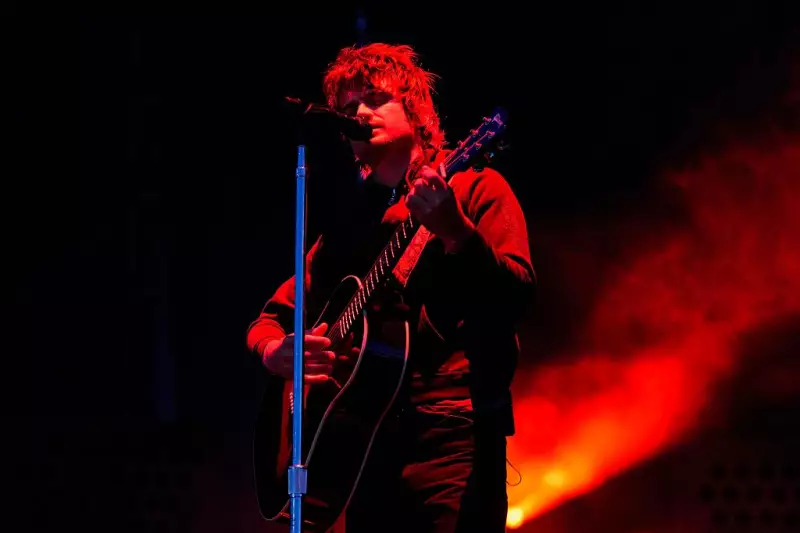 Música de Joe Keery, o Djo, lidera parada do Spotify à frente de Taylor Swift e Bruno Mars