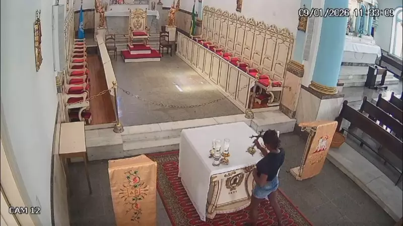 Mulher de 44 anos é flagrada furtando crucifixo de bronze de altar em igreja de Niterói