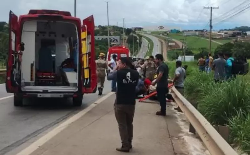 Mulher de 56 anos morre em acidente entre carro e moto na GO-060, em Goiás
