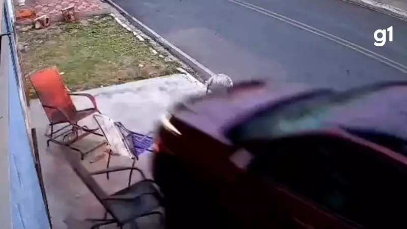 Mulher e crianças escapam por pouco de atropelamento na calçada em Igaracy, PB