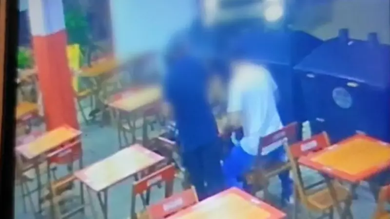 Mulher escapa por pouco de carro que invade restaurante durante perseguição policial no Rio