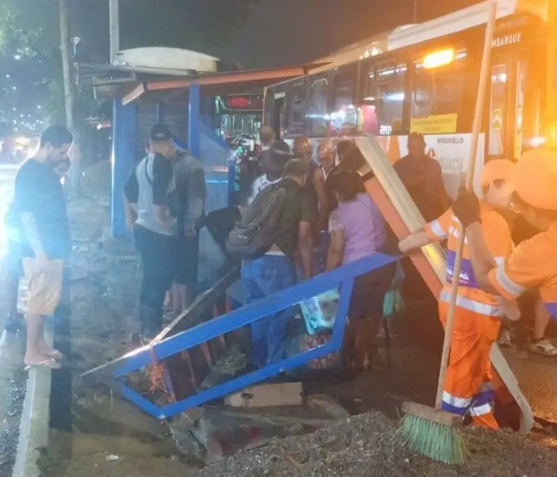 Mulher ferida após cobertura de ponto de ônibus desabar em Nova Iguaçu