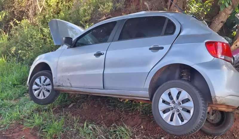 Mulher fica presa em ferragens após colidir com árvore em rodovia de Martinópolis
