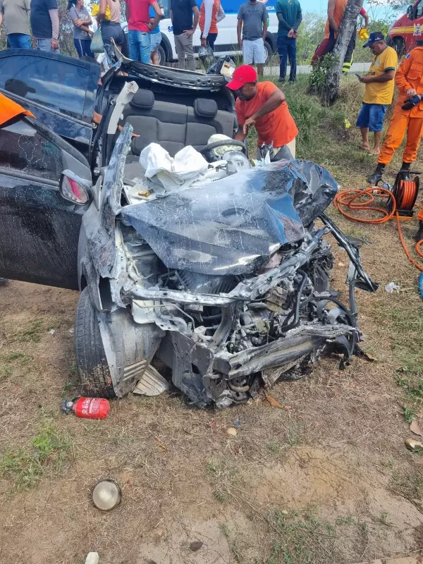 Mulher fica presa às ferragens após colisão entre caminhão e carro na AL-101 Sul, em Piaçabuçu