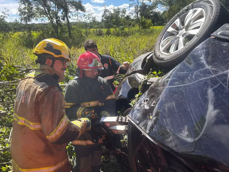 Mulher morre e filhos ficam feridos em grave acidente na BR-251 em Unaí