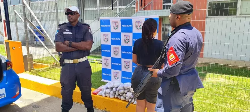 Mulher presa com R$ 55 mil em drogas na Via Lagos durante operação