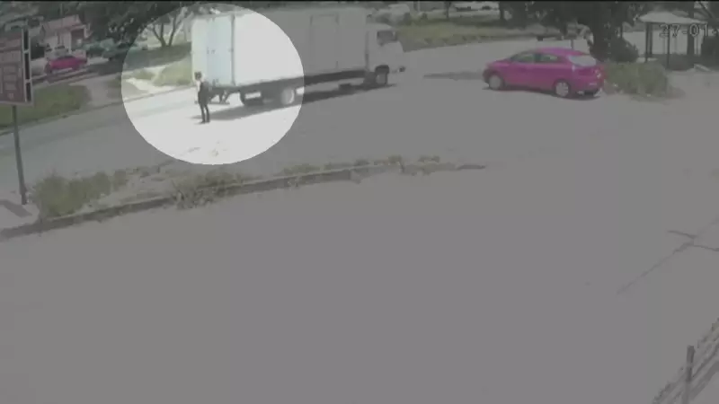 Mulher tem perna amputada após ser atropelada por caminhão em ponto de ônibus em São Gonçalo