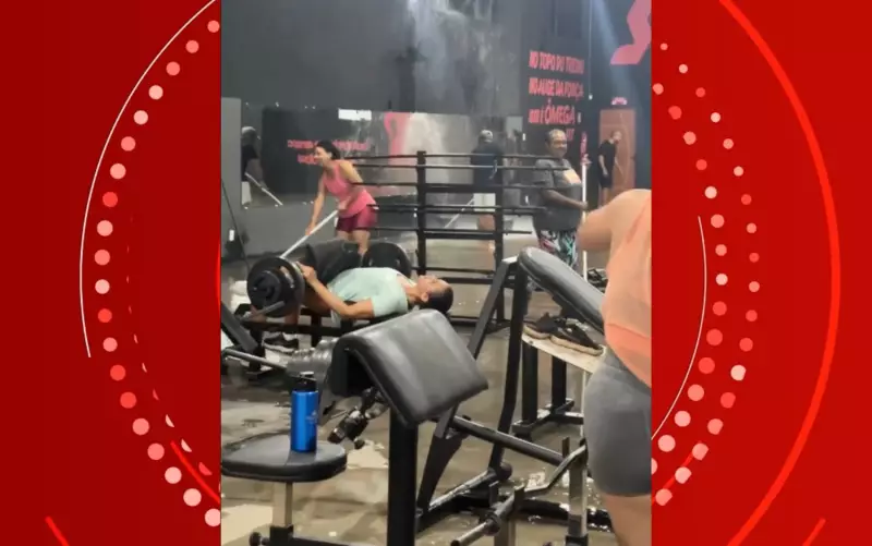Mulher viraliza ao treinar durante alagamento em academia na Bahia