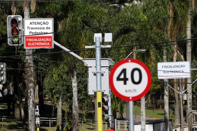 Multas por radares caem 30% em Curitiba em 2025, aponta Setran
