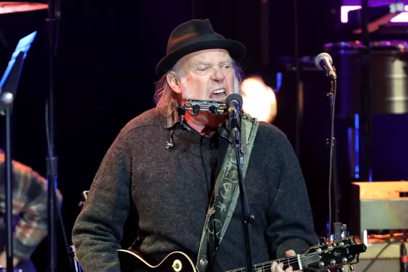 Neil Young oferece catálogo musical gratuito à Groenlândia em protesto contra Trump