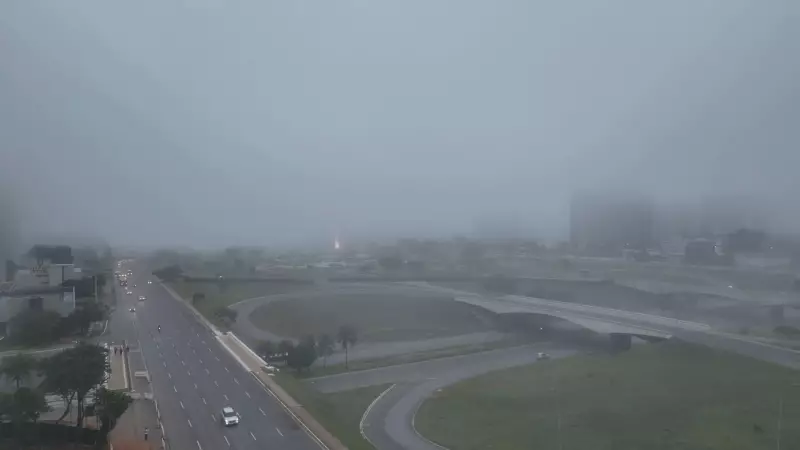 Nevoeiro Intenso em Brasília Afeta Tráfego Aéreo e Turismo na Capital