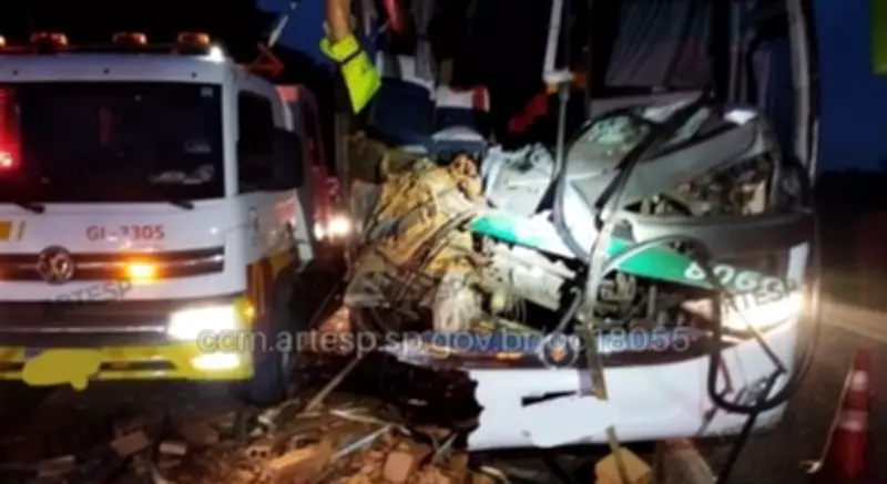 Ônibus colide com carreta na Castello Branco em Itu; sete feridos e trânsito bloqueado