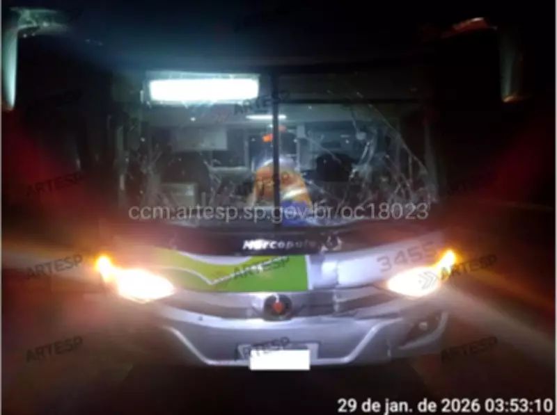 Ônibus com 22 passageiros bate em caminhão e causa interdição parcial na Castello Branco