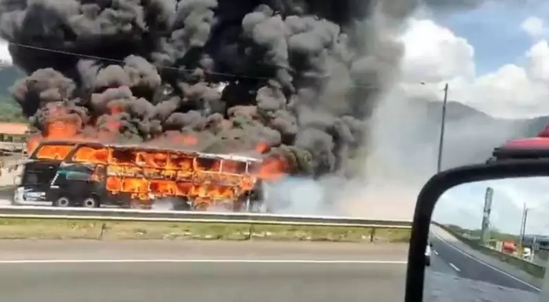 Ônibus de turismo pega fogo na BR-101 em Joinville; passageiros saem ilesos