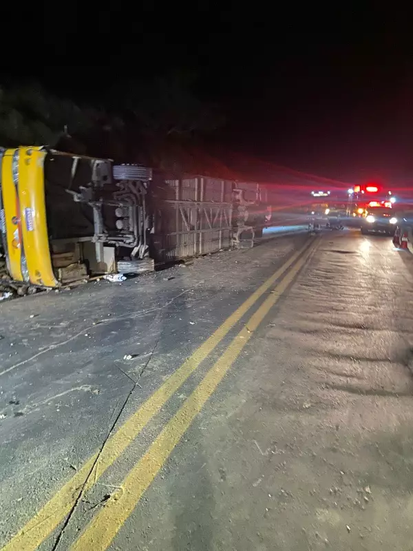 Ônibus tomba na BR-251 na Serra de Francisco Sá e deixa cinco mortos, incluindo bebê