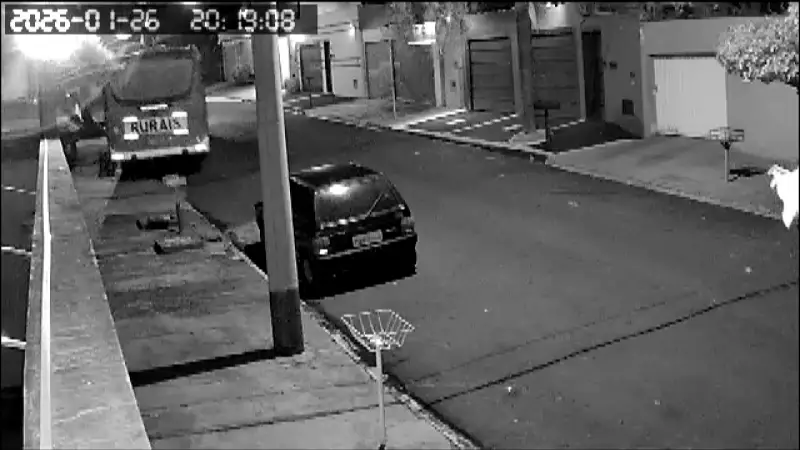 Ônibus vazio desce avenida de ré desgovernado e causa destruição em Guariba