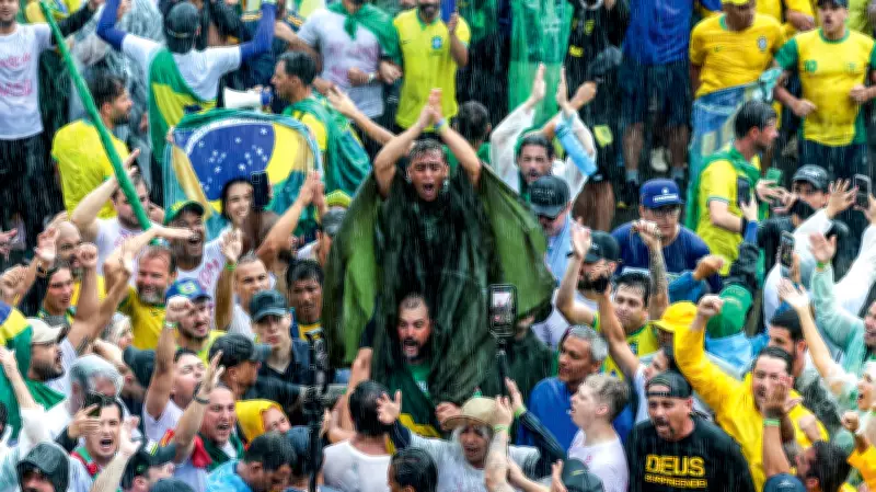 Nikolas Ferreira mobiliza multidão em Brasília e consolida poder na oposição