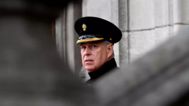 Novos arquivos de Epstein revelam fotos polêmicas do príncipe Andrew