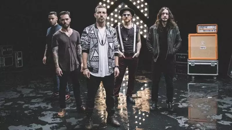 NX Zero se posiciona contra discursos antidemocráticos após polêmica de baixista