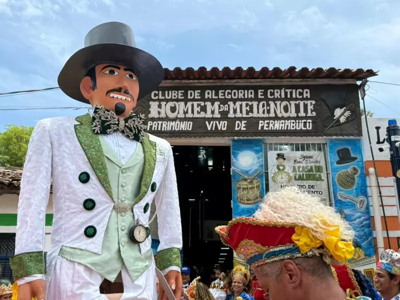 Olinda celebra 94 anos do Homem da Meia-Noite com entrega da roupa do carnaval de 2026