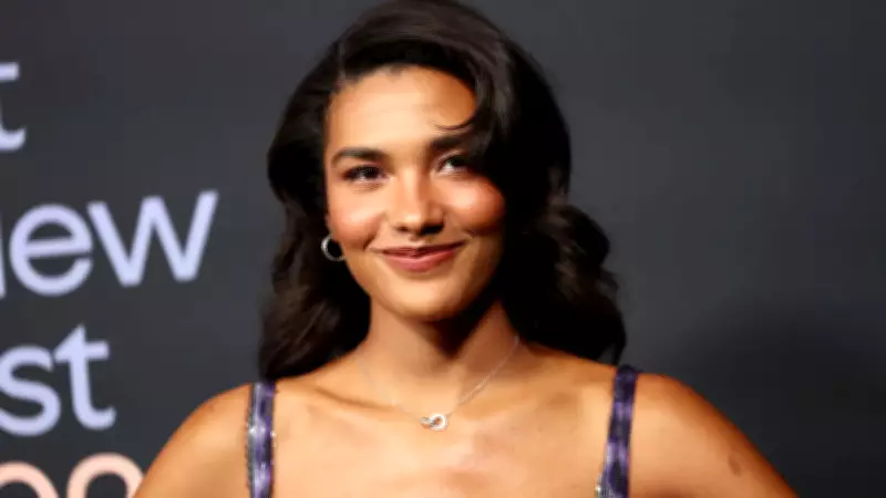 Olivia Dean: A Ascensão da Nova Estrela do Neo-Soul Rumo ao Grammy