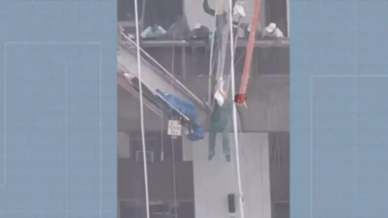 Operário Fica Pendurado em Andaime que Desaba na Barra da Tijuca, Rio