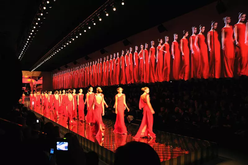 Os 10 vestidos icônicos de Valentino que moldaram a história da moda