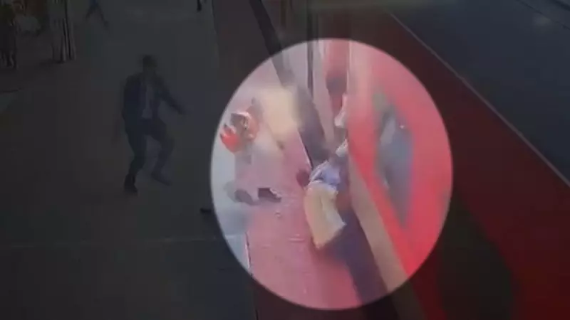 Pai e filho escapam por pouco de acidente fatal ao tentar embarcar em trem em movimento na Índia