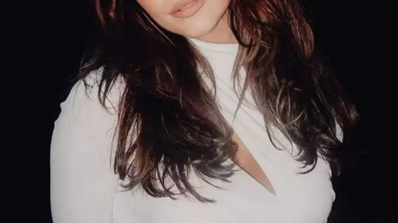 Paolla Oliveira celebra 2026 com fotos elegantes em praia deserta