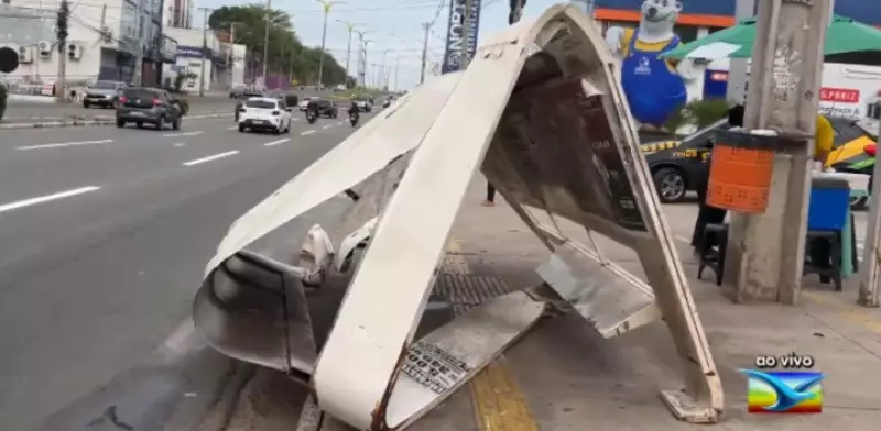 Parada de ônibus é destruída após colisão de carro na avenida Jerônimo de Albuquerque, em São Luís