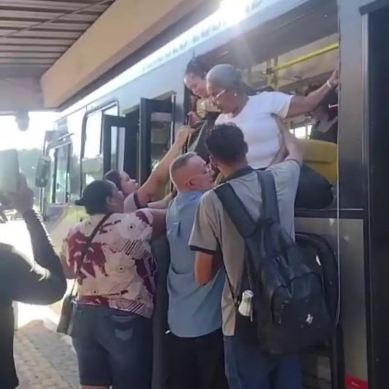 Passageiros Forçados a Sair por Janela de Ônibus com Porta Quebrada em Campinas