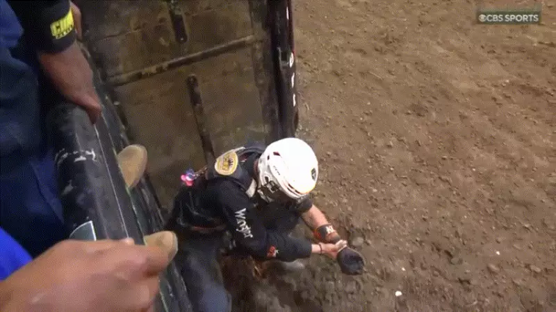 Peão rordoniense recoloca ombro deslocado sozinho em competição de montaria nos EUA