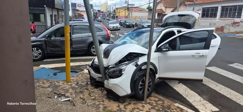 Perseguição a carro roubado termina com acidente e prisão em Santo Antônio de Posse