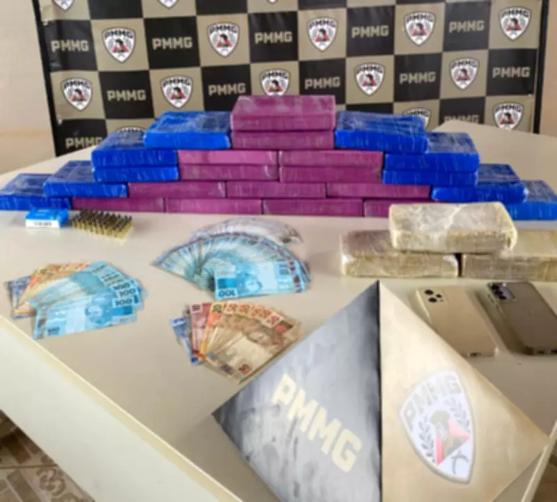PM apreende 26 barras de cocaína e crack, munições e R$ 15 mil em MG