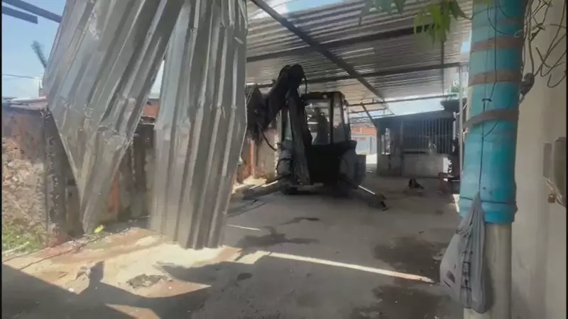 PM derruba galpão do crime em Senador Camará: 5 presos e 7 carros elétricos apreendidos