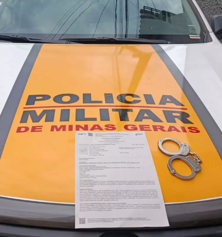 PMRv prende homem com mandado de prisão em MG após abordagem por moto irregular