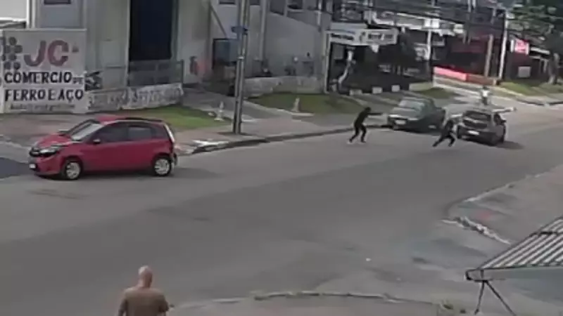 Polícia investiga execução com 40 tiros em Curitiba; homem é preso com arma no local
