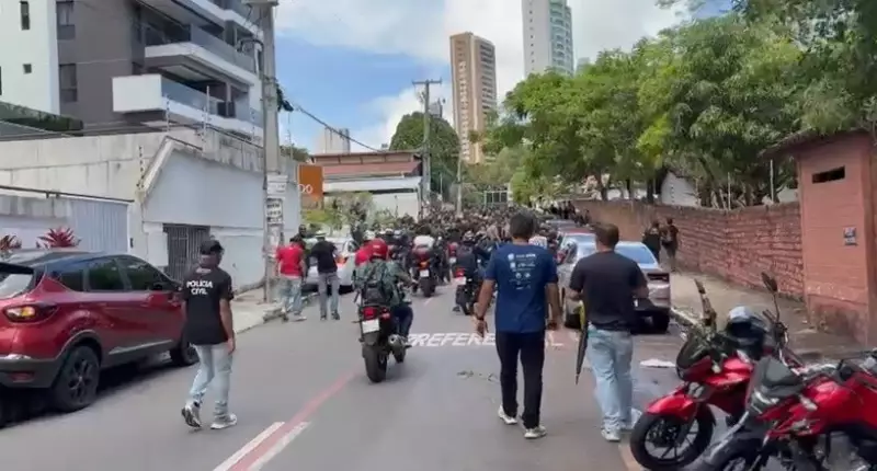 Policiais da Paraíba protestam por salários mais altos em frente à Granja Santana