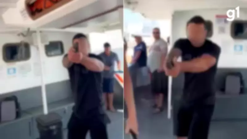 Policial militar baleia homem durante travessia na Lagoa dos Patos no RS
